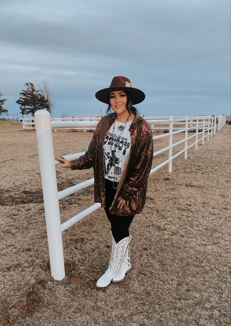 Leggings Western Outfit, Western Outfit With Leggings, Curvy Western Outfits Women, Western Leggings Outfit, Brianna Purvis, Curvy Cowgirl Outfits, Plus Size Western Fashion, Black Western Outfit, Plus Size Cowgirl Outfits