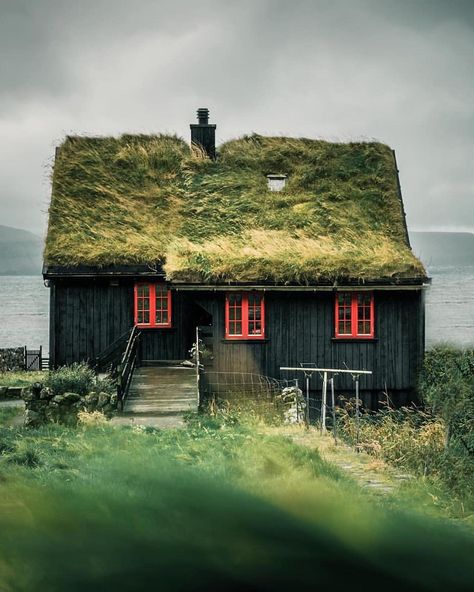 Färöer , Faroe Island 🇫🇴 house with grass roof 🏡🌿 ⠀ Фарерские острова ��🇫🇴 дом с травяной крышей 🏡🌿 ⠀ Photo by @giuliogroebert #faroeislands #visitfaroeislands #atlanticairways #landscapephotography #moodygrams #beyondthelands_ #discoverearth #ig_shotz #visualambassadors #artofvisuals #letsgosomewhere #diewocheaufinstagram #visualsofearth #neverstopexploring #stayandwander #wanderlust #lifeofadventure #exploretocreate #milliondollarvisuals #wildernessculture #wondermore #... Sod Roof, Grass Roof, Car Life, Scandinavian Architecture, Cottage Cabin, Cabin In The Woods, Cabins And Cottages, Cabin Life, Green Roof