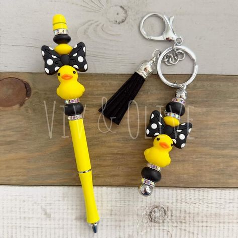 Beadable Products Diy, Beadable Pen Ideas, Focal Pens, Silicone Wristlets, Keychain Fun, Diy Pens, Diy Crafts Keychain, Purse Charms Diy, Bead Pens