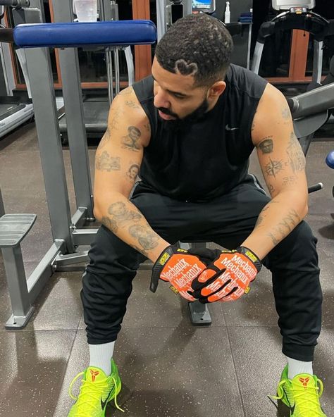 Drake wearing Nike Lecacy Tank Top, Mechanix Original Red Gloves, Nike Dri-Fit Low-Cut Socks (6 Pack), Nike Kobe 6 Protro Grinch Sneakers. Kobe 6 Grinch, Drake Tattoos, Drake Fashion, Rihanna And Drake, Drake Clothing, Drake Photos, Drake Drizzy, Drake Graham, Aubrey Drake