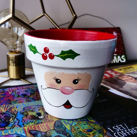 Christmas Terra Cotta Pots, Christmas Terracotta Pot Crafts, Christmas Clay Pots Terra Cotta, Christmas Flower Pot Crafts, Flower Pot Painting Ideas Christmas, Christmas Terra Cotta Pot Ideas, Christmas Painted Pots, Christmas Clay Pots, Santa Flower Pots