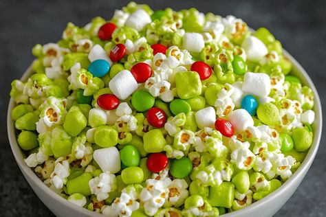 Make this Grinch Popcorn for a fun holiday treat! Sweet, salty, and colorful, perfect for Christmas movie nights or holiday parties. Grinch Mix Snacks, Grinch Movie Night Ideas, Grinch Snack Ideas, Green Snacks For Color Party, Christmas Snack Mix Recipes, Grinch Popcorn Recipe, Grinch Snacks, Grinch Christmas Treats, Grinch Snack