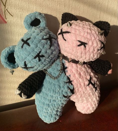 Goth Amigurumi, Creepy Crochet, Creepy Stuffed Animals, Easy Crochet Animals, Quick Crochet Patterns, Cute Miniature, Beginner Crochet Projects, Crochet Cross, Quick Crochet