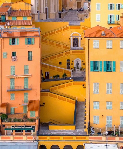 Pour certains elle est la plus belle ville de France (et on les comprend 👀) Une chose est sûre, Menton fait partie de ces villes qui ne vous laissent pas indifférents. Elle vous frappe par ses couleurs et son art de vivre 🌈 Chez Halto, c'est surtout par sa spécialité culinaire qu'elle se démarque. Le citron de Menton concentrent toute la beauté des paysages mentonnais et la douceur de son climat 🍋 Menton nous a tant inspiré, qu'elle est devenue la muse de notre recette N°03. À retrouver ... Menton France, Coastal City, Coastal Cities, Interesting Places, Summer 24, Frappe, Muse, Places To Go, Graphic Design