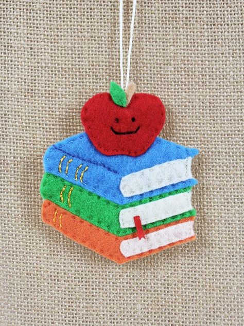 Book Lover Ornament Diy, Book Felt Ornament, Felt Gift Card Holders, Gift Card Ornaments, Felt Book Ornament, Diy Gift For Teacher, Merry Chrysler, Card Money Holder, Library School