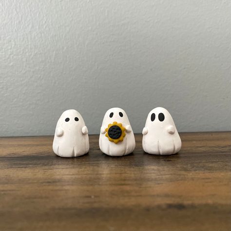 Ghost Clay Figures, Fimo Halloween Ideas, Air Dry Clay Figurine, Small Clay Crafts, Ghost Figurines, Clay Ghosts, Fimo Halloween, Halloween Figurine, Ghost Halloween Decor