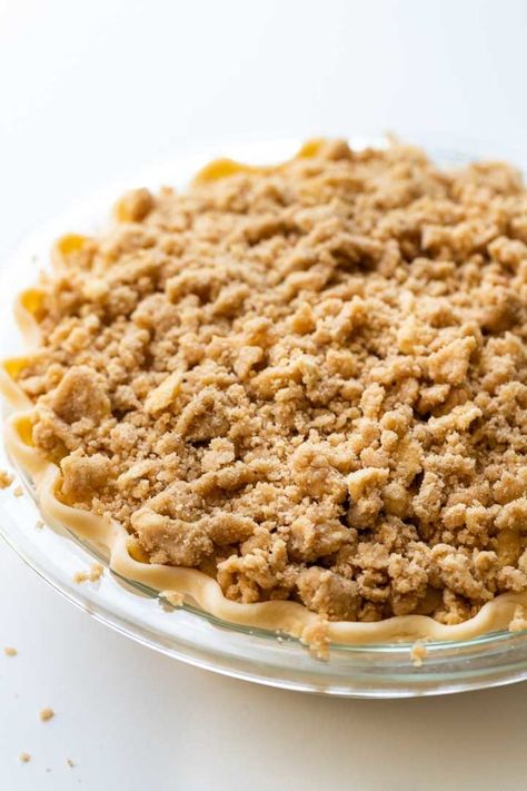 Dutch Apple Pie Topping, Pie Crumble Topping, Homemade Dutch Apple Pie, Apple Crumble Pie Recipe, Apple Crumble Topping, Caramel Crumble, Apple Crisp Pie, Dutch Apple Pie Recipe, Bourbon Caramel