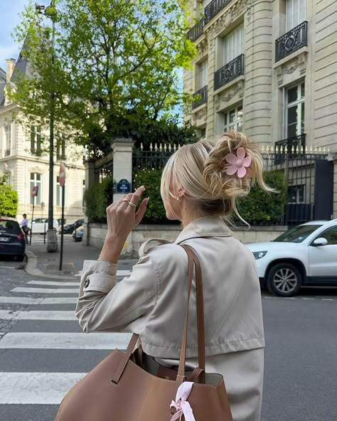 Light Spring Aesthetic, London Spring Outfit, Light Feminine, Aesthetic Story, Money Icons, London Spring, High School Outfit, Teenage Girl Outfit, Clip Hairstyles