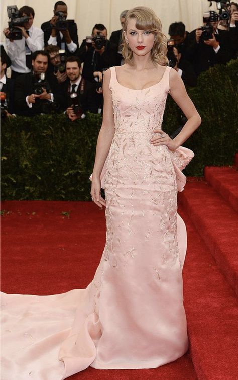 Best Met Gala Looks, Taylor Swift Pink, Taylor Swift Fotos, Floral Ball Gown, Gala Gowns, Swift Taylor, Gala Fashion, Pink Gowns, Affordable Dresses