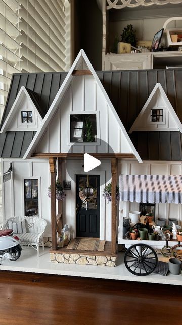 Carleas Fleck on Instagram: "Welcome to my mini shop where it is Spring! Please be Spring in real life.  You can find me on Etsy  FFdollhousedecor or click the link in my bio.   #decor #mini #ilovemini #etsy  #farmhousefinishes #dollhouse #dollhouseminiatures #12scale #dollhousefarmhouse #minihome #dollhouseproject #dailymini #greenleafdollhouse #miniaturist #miniatureinteriors #instamini #miniaturedesign #dollhousestuff #dollhousesofinstagram #etsyshop #dollhousedecorating #handmade #miniaturehouse #dollhousehobby #miniature #farmhousestyle #dollhouserenovations #112scale #farmhousefanatics #minihouse" Wooden Miniature House, Dollhouse Exterior Ideas, Dollhouse Landscaping, Dollhouse Makeover, Dollhouse Decorating, Dollhouse Projects, Dollhouse Ideas, Wooden Dollhouse, Farmhouse Exterior