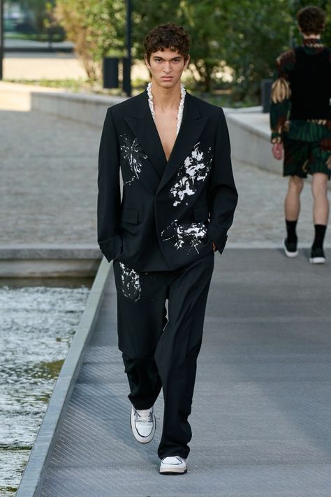 MSGM Spring 2023 Menswear Collection | Vogue 2023 Menswear Fashion Show, Fashion Week Schedule, Embroidered Blazer, Vogue Men, Cotton Wedding, Swag Men, Mini Collection, Cocktail Attire, Menswear Fashion Show