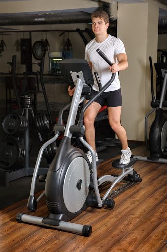 Excel on the Elliptical: Make the most of your time on the elliptical and get a great workout. Workout For Runners, Workout Man, Lower Body Muscles, Elliptical Trainer, Elliptical Machine, Proper Posture, Popular Workouts, Rowing Machine, High Intensity Workout