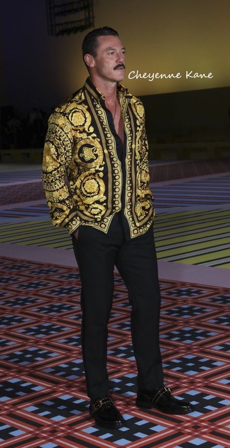 Carribean Fashion, Clubwear Men, Versace Mens Shirt, Men Street Outfit, Fashion Show Front Row, Show Look, Boots Outfit Men, Versace Spring, Men Fashion Casual Shirts