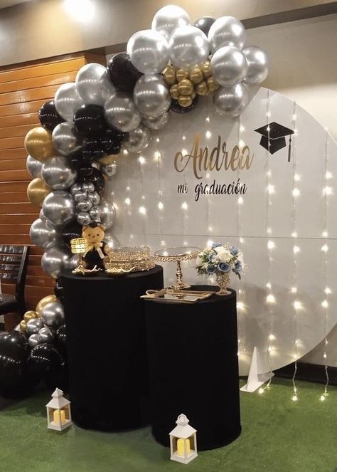 Graduation Dinner Ideas Decorations, Graduation Dinner Decorations, College Grad Party Decor, Homemade Graduation Gifts, Graduation Cake Designs, Grad Decor, Graduation Party Backdrops, Senior Graduation Party, Gold Graduation Party