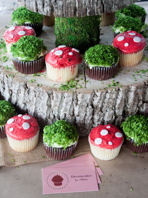 Mushroom and Moss Cupcakes – Dreamcakes by Alana Moss Cupcakes, Toadstool Cupcakes, Red Frosting, Mushroom Cupcakes, Mushroom Party, Panda Baby Showers, Postres Halloween, Fairy Woodland, White Fondant