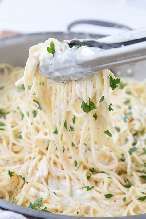 Four Cheese Spaghetti, Spaghetti Vongole, Cheesy Spaghetti, Garlic Spaghetti, Cheese Spaghetti, Salad Pasta, 500 Calories, Spaghetti Recipes, Creamy Pasta