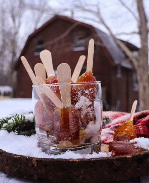 Maple Syrup On Snow, Maple Taffy, Maple Syrup Candy, Taffy Recipe, Snow Candy, Snow Recipe, Maple Bars, Maple Candy, Taffy Candy