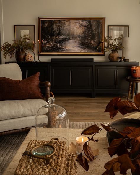 Happy October First y’all! 🤎🍂 it’s my favorite month of the year!! First off the colors? My favorite rusts, browns, deep green, rich oranges are all in season. Horror movies? Love. Best recipes? Check. Cooler temps and sweater weather? Say no more. 🍁✨ Moody Living Room, Vintage Living Room, Decoration Inspiration, Rustic Living Room, Living Room Inspo, Dream House Decor, Front Room, Cozy Living Rooms, Free Fire