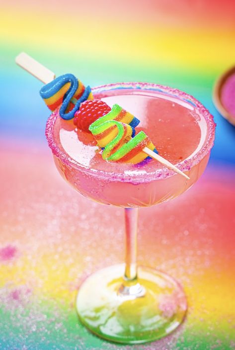 Carnival Themed Cocktails, Color Cocktail Party, Pretty Party Drinks, Cocktail Aesthetic Party, Pride Party Food, Cocktail Decoration Ideas, 80s Cocktails, Rainbow Cocktails, Pride Drinks