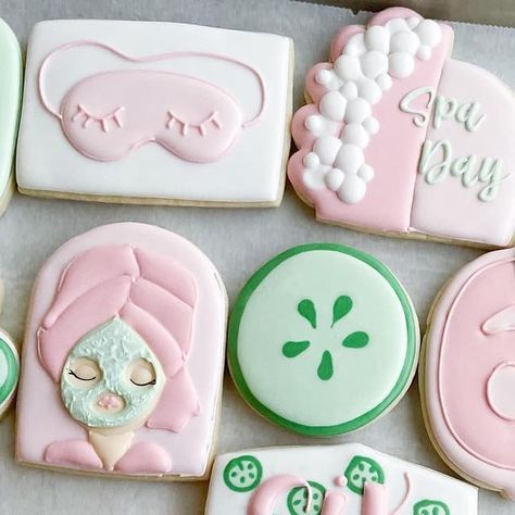 Paige Melancon on Instagram: "What better was to celebrate your 6th birthday than with a spa day?! 💅🏼 🥒 #Pastriesbypaige #decoratedcookies #decoratedsugarcookies #houstonblogger #royalicingcookies #cookiedecorating #cookiedecorating #houstoncustomcookies #houstoncookies #houstonbaker #houstonsmallbusiness #houstoneats #spacookies #birthdaycookies #spaday" Skincare Party Themes, Esthetician Cookies, Spa Cookies Ideas, Spa Party Cookies Ideas, Spa Party Cookies, Spa Cookies Decorated, Spa Day Cookies, Spa Birthday Party, Spa Birthday Cookies