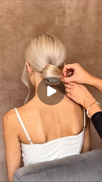 Low Elegant Bun Tutorial, Elegant Bun Tutorial, Elegant Low Bun Tutorial, Elegant Chignon Tutorial, Elegant Hairstyles For Medium Hair, Simple Hair Bun, Online Academy, The Bun, Simple Look