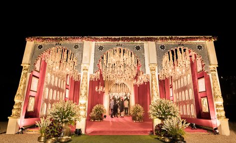 Wedding Gate, Themed Wedding Decorations, Wedding Designers, Rustic Wedding Backdrops, Wedding Hall Decorations, Reception Backdrop, Wedding Reception Design, Wedding Entrance Decor, Classic Wedding Decorations