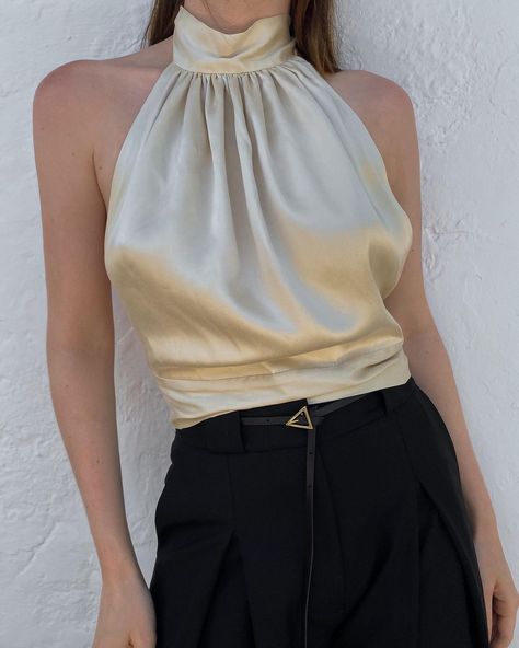 Halter Neck Blouse Design, Silk Top Outfit, Corp Core, Formal Tops, Zara Outfit, Looks Party, Blouse Neck Designs, Feminine Outfit, Work Outfits Women