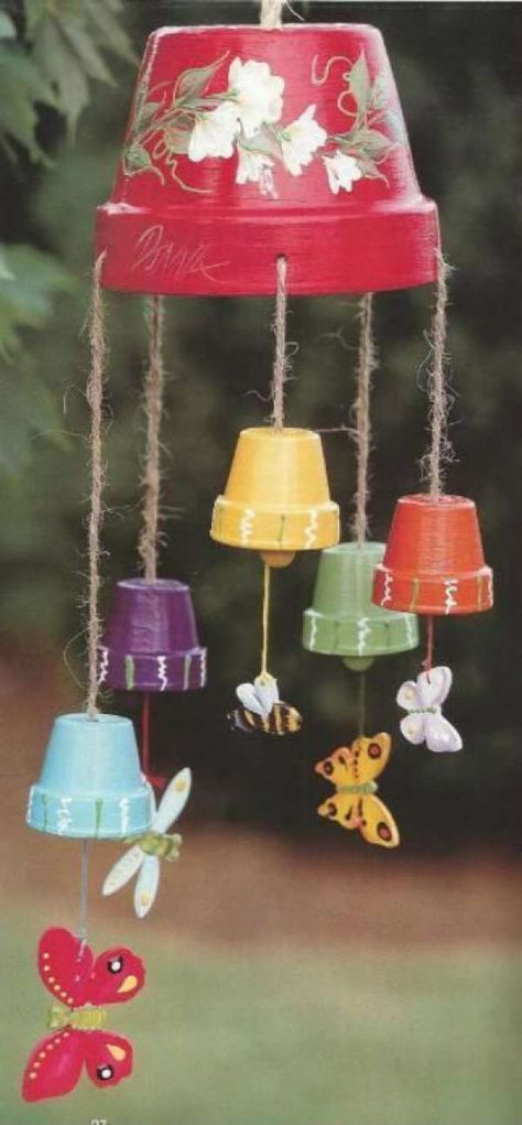 Carillon multicolore.16 Décorations trop chouettes à faire avec des pots de fleurs Carillons Diy, Clay Pot Projects, Flower Pot People, Clay Pot People, Terra Cotta Pot Crafts, Garden Fun, Spring Craft, Flower Pot Crafts, Diy Wind Chimes