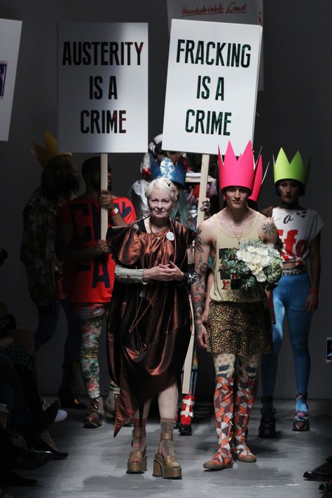 Ein Protest auf dem Laufsteg bei Vivienne Westwood Red Label Frühjahr/Sommer 2016 Writing On Clothes, Vivienne Westwood Catwalk, Climate Revolution, Fashion Activism, Vivian Westwood, Collage Des Photos, Vivienne Westwood Red, Anti Fashion, Punk Aesthetic