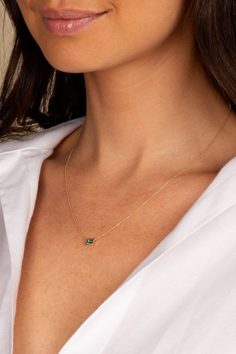 Formal Minimalist Emerald Necklace, Everyday Elegant Gold Emerald Necklace, Green Minimalist Everyday Necklace, Minimalist Everyday Emerald Pendant Necklace, Everyday Minimalist Green Emerald Necklace, Real Diamond Necklace, Pretty Jewelry Necklaces, Birthstone Necklace, Real Diamonds