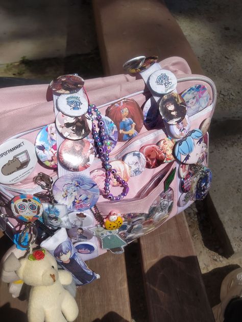 Ita Bag Aesthetic, Ita Bag Ideas, Bag With Pins, Decorated Bag, Backpack With Pins, Backpack Art, Ita Bags, Pin Bag, School Bag Essentials