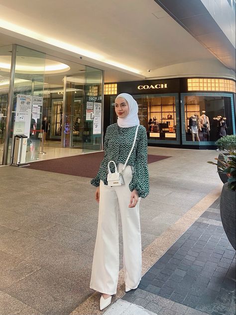 White Pants Hijab Outfit, Palazzo Pants Outfit Hijab, Palazzo Outfit Ideas, White Palazzo Pants Outfit, Greece Lookbook, Hijabi Style Outfits, Palazzo Outfit, Outfit Ideas Hijab, Flowy Trousers