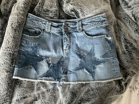 Diy Jean Skirt Design, Demin Mini Skirt Y2k, Y2k Denim Skirt Outfit Aesthetic, Mini Y2k Skirt, Cute Y2k Skirts, Early 2000s Mini Skirt Outfit, Star Skirt Y2k, Star Mini Skirt, Custom Mini Skirt