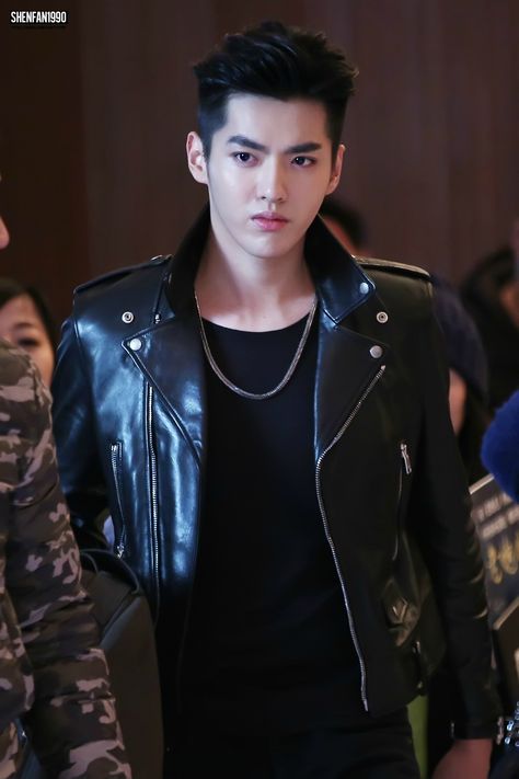 Lotr Elves, Kris Exo, Mens Leather Jacket, Wu Yi Fan, Lay Zhang, Leather Clothes, Kris Wu, Leather Outfits, Men's Leather Jacket