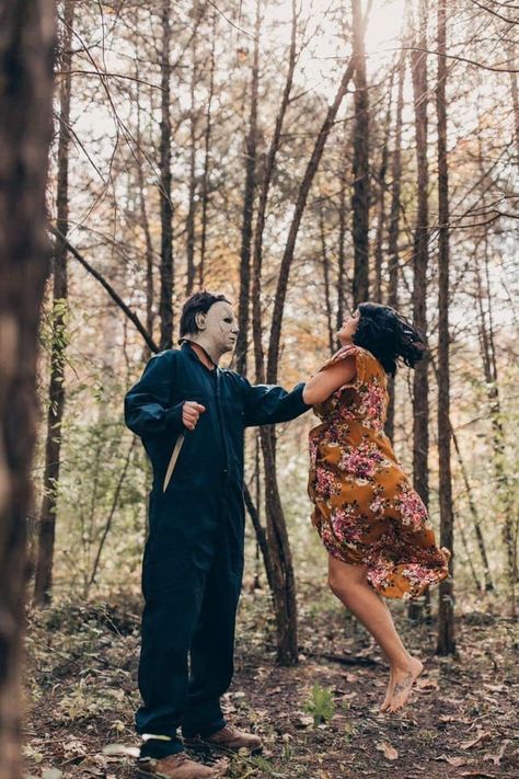 Michael Myers’s Photo Shoot, Scary Halloween Couple Photoshoot, Horror Themed Engagement Photos, Michael Myers Photoshoot Ideas, Michael Meyers Couple Costumes, Micheal Myers Photo Shoot, Michael Myers Photoshoot Couples, Michael Myers Photoshoot, Horror Couple Photoshoot