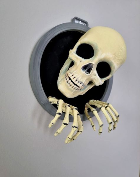 3D Printed Skeleton Wall Decor Material: PLA Size : Diameter: 6,8 inch / Depth: 4 inch #3dprinting #skullart #skeleton #skull #homedecor #3dprint #pla #filament #handpainted #gothic #spookyhome #halloweendecor #spookywallart #wallart #uniquehomedecor #walldecor #boneart #eerie #handmade Skeleton Parts, Skeletal Structure, Spooky Wall Art, Unique Halloween Decorations, Spooky Home, Wall Decor Unique, Skeleton Design, Bone Art, Gothic Home