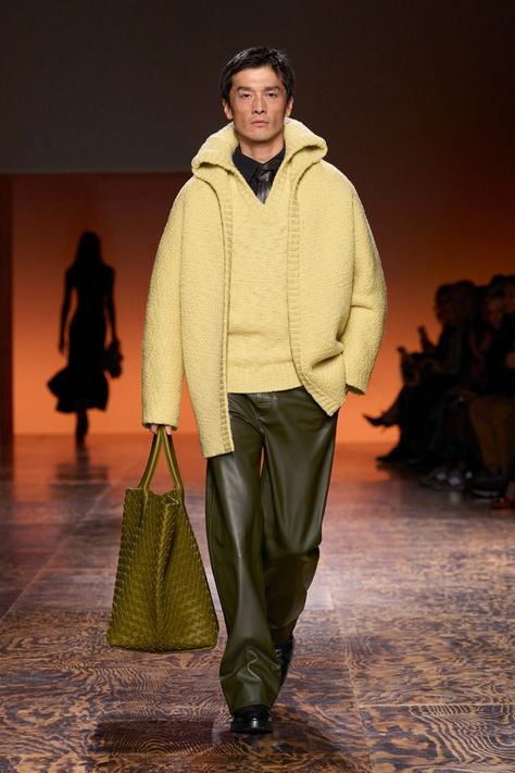 Bottega Veneta Fall 2024 Ready-to-Wear https://www.vogue.com/fashion-shows/fall-2024-ready-to-wear/bottega-veneta/slideshow/collection#51 Layered Knitwear, Casual Pants Style, Menswear Runway, Fashion Portfolio, Fall Winter 2024, Pants Style, Men Fashion Casual Outfits, Winter 2024, Fall 2024