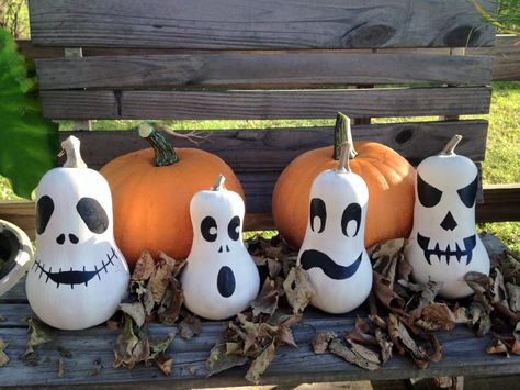 Transforming Butternut Squash Into Ghosts Squash Decorating Ideas, Squash Painting Ideas, Quash Painting Ideas, Ghost On Pumpkin Painting, Pumpkin Ghost, Ghost Painting On Wood, Painted Ghost On Wood, Pumkin Decoration, Halloween Gourds