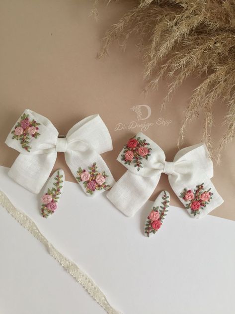 Embroidered Bows, Embroidered Hair Bows, Girls Hair Bows Diy, Cushion Embroidery, Diy Hair Accessories Ribbon, Diy Embroidery Patterns, Handmade Hair Bows, Hand Embroidery Projects, Making Hair Bows