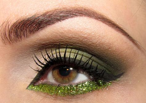 Saint Patricks Day Makeup, Festival Make Up, Green Eyeliner, Eye Makeup Styles, Glitter Eyeliner, Green Eyeshadow, Glamour Makeup, Make Up Looks, Day Makeup