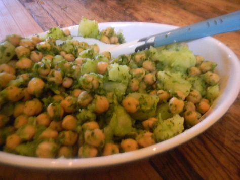 Salad Chickpeas, Garbanzo Salad, Afghanistan Food, American Potato Salad, Potato Chickpea, Afghan Food, Cooked Potatoes, Afghan Food Recipes, Beef Kebabs