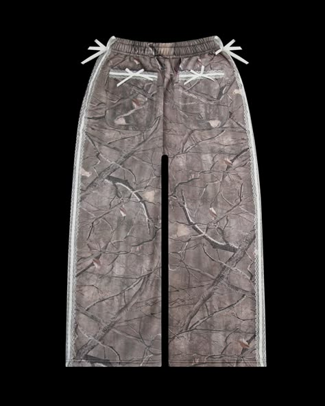 PREY OVERSIZED SWEATPANTS TREE CAMO Tree Camping, Named Collective, Oversized Sweatpants, Shoes And Outfits, Denim Cap, Mesh Long Sleeve Top, Camo Designs, Denim Jewelry, Embroidered Denim