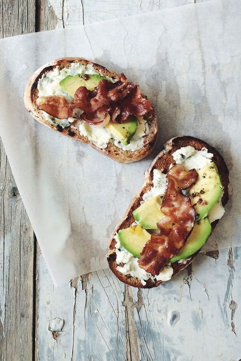 Youve+Never+Tried+These+Avocado+Toast+Hacks+Before+#refinery29+https://www.refinery29.com/avocado-toast-toppings#slide-3 Avocado Dessert, Avocado Toast Recipe, Bacon Avocado, Toast Toppings, Dinner Appetizers, Chapati, Idee Pasto Sano, Food Court, Avocado Recipes