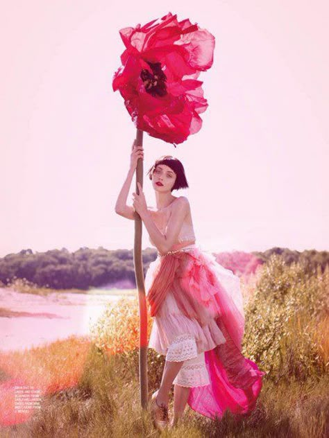 Pink Mode Editorials, Paolo Roversi, Robert Mapplethorpe, Tim Walker, Fairytale Fashion, Fairytale Photography, Wayne Dyer, Giant Flowers, Foto Art