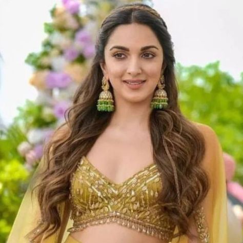 Kiara Advani Hairstyles, Indo Western Hairstyles, Kiara Advani Hair, Arabic Rice, Western Hairstyles, Engagement Dress For Bride, Hair References, Event Hair, Minimal Makeup Look