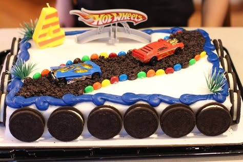 DIY Hotwheels Birthday Cake Easy Hot Wheels Cake, Car Bday Cake, Hot Wheels Party Food Ideas, Diy Car Cake, Hotwheels Birthday Party Cake, Hot Wheels Birthday Cake Ideas, 6th Birthday Cake Boys, Hotwheels Birthday Cake, Diy Monster Truck Cake