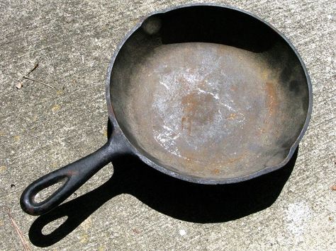 Reseason Cast Iron, Restore Cast Iron, Cast Iron Cleaning, Seasoning Cast Iron, Oven Cleaner, Iron Cookware, Distilled White Vinegar, Cast Iron Cooking, Cleaners Homemade