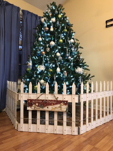 Christmas Tree Fence Pets, Diy Christmas Tree Fence, Fence Around Christmas Tree, Christmas Tree Fence Diy, Dog Proof Christmas Tree Ideas, Dog Proof Christmas Tree, Christmas Tree Gate, Christmas Tree Fence, Hospitality Ideas