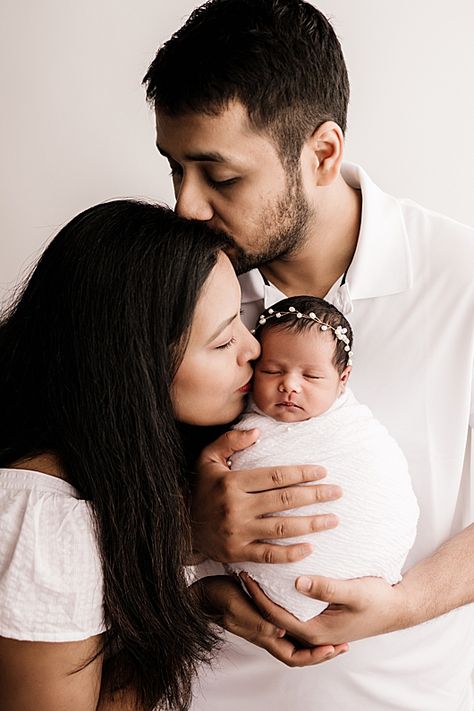 Newborn With Parents Poses, Grandparents Newborn Photography, Parents Newborn Photography, Newborn Photo Shoot With Parents, Newborn Grandparents Pictures, New Parents Photoshoot, Baby Photoshoot Ideas With Parents, Baby Shoot With Parents, Baby Photoshoot With Parents