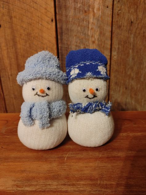 Made out of socks and rice. Snowman Rice Sock, Rice Sock, Sock Ideas, Cute Snowmen, Sock Snowman, Sock Crafts, Snowman Crafts, Cute Snowman, Christmas Dinner